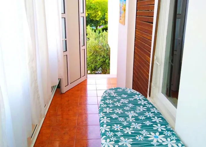Pomalo Retreat, Your Calm Escape Near The City, Sunlit Terrace, Space & Comfort And Parking Apartamento *