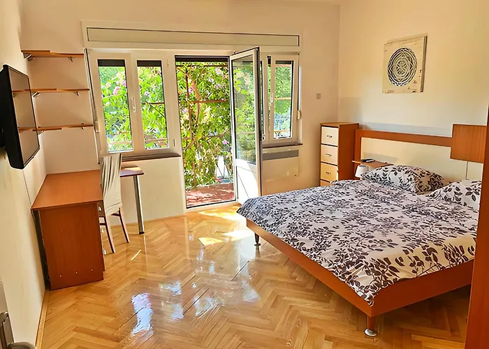 Pomalo Retreat, Your Calm Escape Near The City, Sunlit Terrace, Space & Comfort And Parking Apartamento